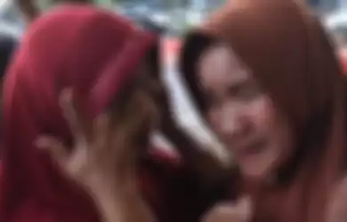 Pengungsi korban konflik di Wamena menangis setibanya di Lanud Halim Perdanakusuma, Jakarta, Kamis (3/10/2019). Sebanyak 51 korban konflik di Wamena tersebut dievakuasi dengan menggunakan pesawat hercules C130 milik TNI Angkatan Udara.