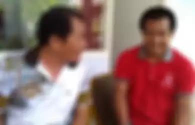 Yatimin (kanan) penderita ODGJ ngobrol bersama Bupati Banjarnegara Budhi Sarwono di rumah dinasnya, Jumat (23/8/2019).