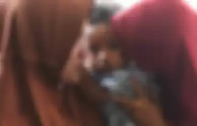 Pengungsi korban konflik di Wamena menggendong anaknya setibanya di Lanud Halim Perdanakusuma, Jakarta, Kamis (3/10/2019). Sebanyak 51 korban konflik di Wamena tersebut dievakuasi dengan menggunakan pesawat hercules C130 milik TNI Angkatan Udara.