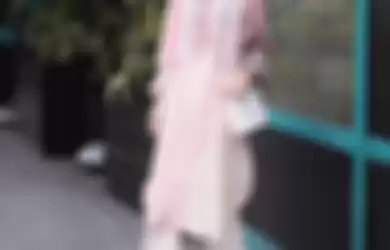 Outfit hijab kondangan dengan celana