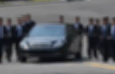 Meski Terlihat Konyol Karena Berlari di Samping Mobil Kim Jong Un yang Anti-Peluru, Nyatanya Para Pengawal Ini Berani Mati Demi Sang Diktator