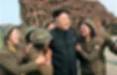 Pemimpin Korea Utara Kim Jong-un dikelilingi oleh tentara dari unit artileri wanita di provinsi Kangwon