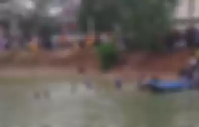 Proses evakuasi kedua korban tenggelam yang dilakukukan oleh BPBD Kota Bandar Lampung