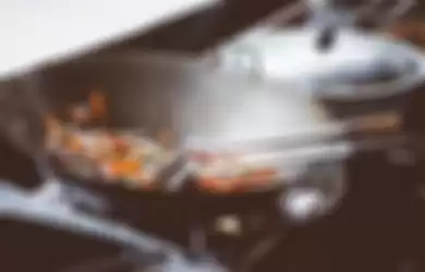 [Ilustrasi] Video seorang gadis yang menambahkan emas dalam masakan mi instan dan telur miliknya, viral di media sosial