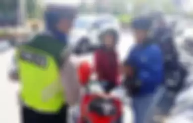 Seorang pengendara motor ditilang polisi karena plat nomor yang dianggap petugas memiliki angka unik.