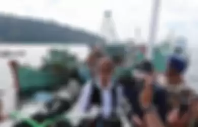 Menteri Kelautan dan Perikanan RI, Susi Pudjiastuti diwawancarai awak media setelah menyaksikan proses penenggelaman kapal ilegal fishing di perairan Pulau Datuk, Kabupaten Mempawah, Kalimantan Barat, Minggu (6/10/2019). Kementerian Kelautan dan Perikanan RI kembali menenggelamkan 42 kapal ilegal fi