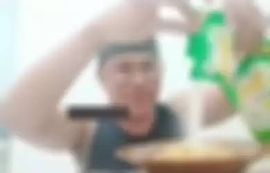 Youtuber nekat menungkan detergen ke dalam semanguk mi dan memakannya hingga mulutnya berbusa