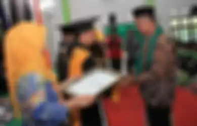 Ayah almarhum Syahrul saat menerima ijazah