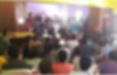 Suasana puluhan warga melakukan musyawarah dengan pihak perusahaan di sekolah Raudhatul Athfal Al-Huda, Kabupaten Purwakarta, Rabu (9/10/2019) 