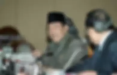 Menteri Pertahanan (Menhan) Matori Abdul Djalil memberi penjelasan tentang penghidupan kembali Komando Daerah Militer (Kodam) Iskandar Muda di Nanggroe Aceh Darussalam saat rapat kerja dengan Komisi I DPR di Gedung MPR/DPR Jakarta, Selasa (5/2). 