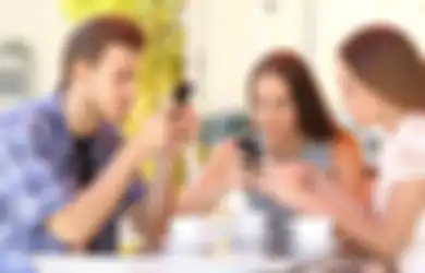 Sering Mengecek Ponsel dan Menjelajah Internet Tanpa Tujuan? Saraf 'Tak Berguna' Ini Penyebabnya!