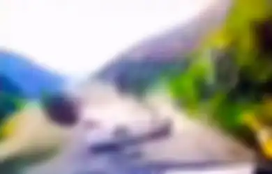 Mobilnya Hancur Setelah Tertimpa Batu Besar dari Gunung, Pengemudi Ini Ditemukan dalam Kondisi yang Bikin Geleng-geleng Kepala