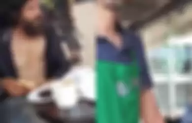 Tunawisma diusir oleh pegawai Starbucks, padahal sudah membayar.