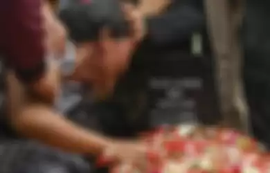 Ibu Akbar Alamsyah, Rosminah (kiri) menangis saat prosesi pemakaman korban demo ricuh Akbar Alamsyah di Taman Pemakaman Umum (TPU) kawasan Cipulir, Kebayoran Lama, Jakarta, Jumat (11/10/2019). Korban demo ricuh di DPR Akbar Alamsyah meninggal dunia di RSPAD Gatot Subroto, Kamis (10/10/2019) sekitar 