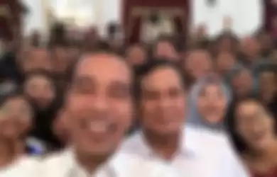 Presiden Joko Widodo dan Ketua Umum Partai Gerindra Prabowo Subianto selfie dengan wartawan seusai keduanya bertemu di Istana Kepresidenan, Jakarta, Jumat (11/9/2019). 