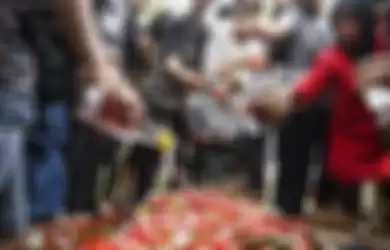 Keluarga dan kerabat menghadiri prosesi pemakaman korban demo ricuh Akbar Alamsyah di Taman Pemakaman Umum (TPU) kawasan Cipulir, Kebayoran Lama, Jakarta, Jumat (11/10/2019). Korban demo ricuh di DPR Akbar Alamsyah meninggal dunia di RSPAD Gatot Subroto, Kamis (10/10/2019) sekitar pukul 17.00 karena