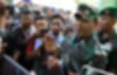 Panglima Komando Daerah Militer (Kodam) XIV Hassanuddin Mayjen TNI Suwarahadi berjumpa dengan awak media di sela seremoni serah terima jabatan Komandan Distrik Militer 1417 Kendari, Sulawesi Tenggara