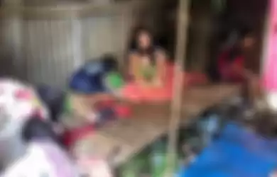 Kisah Miris Keluarga di Kalbar, Rumah Dijual Mertua, Kini Tinggal di Gubuk Mirip Kandang Ayam, Numpang di Atas Tanah Orang