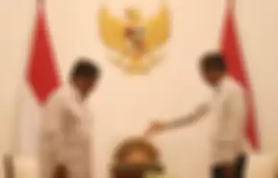 Presiden Joko Widodo (kanan) menyambut kunjungan Ketua Umum Partai Gerindra Prabowo Subianto (kiri) di Istana Merdeka, Jakarta, Jumat (11/10/2019).