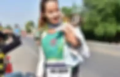 Sedang Ikut Perlombaan Marathon, Wanita Ini Sempatkan Berhenti di Pinggir Jalan untuk Selamatkan Anak Anjing dan Membawanya Sampai Garis Finish