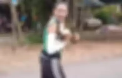 Sedang Ikut Perlombaan Marathon, Wanita Ini Sempatkan Berhenti di Pinggir Jalan untuk Selamatkan Anak Anjing dan Membawanya Sampai Garis Finish