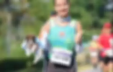 Sedang Ikut Perlombaan Marathon, Wanita Ini Sempatkan Berhenti di Pinggir Jalan untuk Selamatkan Anak Anjing dan Membawanya Sampai Garis Finish