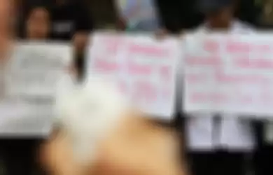 Demonstran yang terdiri dari solidaritas emak-emak membentangkan poster protes di depan Polda Metro Jaya, Jakarta Selatan, Minggu (13/10/2019). Aksi unjuk rasa merupakan aksi solidaritas atas kekerasan aparat terhadap anak-anak yang melakukan aksi pada 23,24,25 dan 30 September 2019.