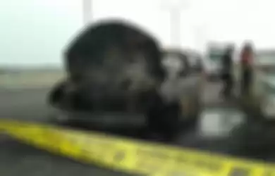 Toyota Agya terbakar di ruas jalan tol Palembang-Indralaya (15/10/2019). 