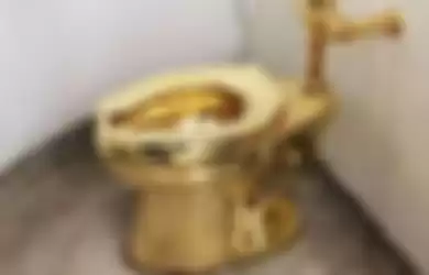 Toilet berbahan dasar emas 18 karat di Museum Guggenheim, New York.