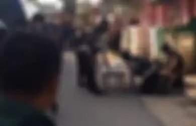 Tim Gegana Brimob Polda Lampung meletakkan sejumlah bahan yang diduga material pembuat bom di sebuah meja di depan rumah nenek dari terduga R di Way Halim, Selasa (15/10/2019) petang. Penggeledahan ini dilakukan karena Tim Densus 88 menemukan material bahan pembuat bom saat menangkap R di Telukbetung pada Senin (14/10/2019) kemarin.