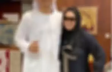 Saat berkunjung ke Dubai, keduanya tak malu berpose dengan pakaian adat di sana