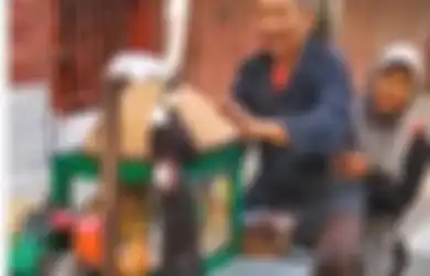 Menua Bersama, Kakek Slamet Bonceng Istrinya Kayuh Gerobak Belasan Kilometer Berkeliling Jualan Bakso