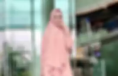 Sah jadi Anggota DPR RI, Mulan Jameela Hang Out Bareng Sosialita dengan Busana Gamis Santun