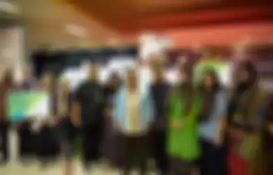 Ankiti Bose, CEO dan Co-founder dari Zilingo, Darmin Nasution, Menteri Koordinator Bidang Perekonomian RI dan Ankiti Bose, Iskandar Simorangkir, Deputi I Bidang Koordinasi Ekonomi Makro dan Keuangan dari Kementerian Koordinator Bidang Perekonomian Indonesia bersama dengan Komunitas Cinta Berkain Indonesia (KCBI) setelah upacara simbolis dari penyerahan Kredit Usaha Rakyat (KUR) dari Mandiri, BNI dan BRI untuk klaster fesyen dan gaya hidup