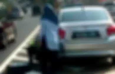 emak-emak pengguna sedan Honda alami ban kempis di jalan tol.