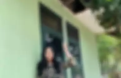 Annisa Pohan menunjukkan atap depan rumahnya yang jebol