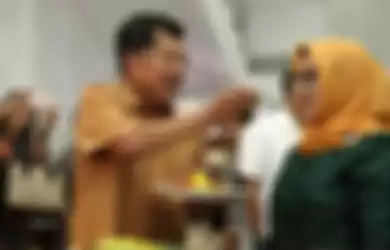 Wakil Preside Jusuf Kalla bersama istrinya, Mufidah Kalla