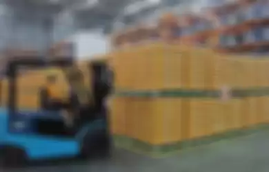 Karyawan PT Sika Indonesia sedang mengoperasikan forklift di salah satu bagian pabrik terbaru Sika di Cibitung, Bekasi.