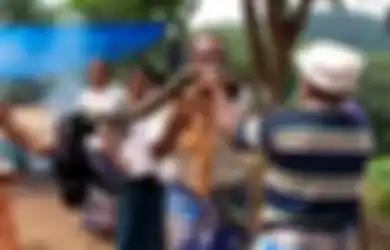 Mengira Sedang Menarik Seutas Kain, Pria Ini Dililit Piton Raksasa Sepanjang 3 Meter dari Semak-semak, Beginilah Kondisinya