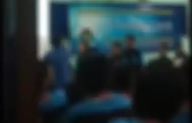 Screenshot video pemukulan siswa oleh motivator yang viral di media sosial