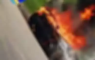 Mobil Lamborghini Aventador yang diduga milik Raffi Ahmad terbakar.
