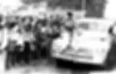 Presiden Soekarno dengan mobil Buick Limited-8.