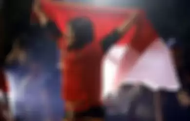 Atlet panjat tebing Indonesia Aries Susanti Rahayu mengibarkan Bendera Merah Putih setelah berhasil meraih medali emas pada kategori speed Asian Games 2018 di Arena Panjat Tebing Jakabaring Sport City, Palembang, Sumatera Selatan, Kamis (23/8/2018).