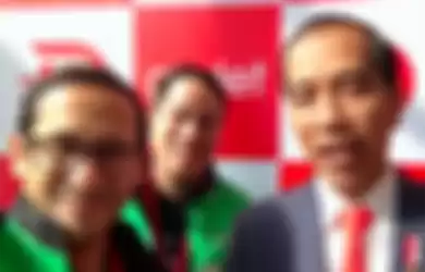 Nadiem Makarim (kiri) bersama Presiden Jokowi (kanan).