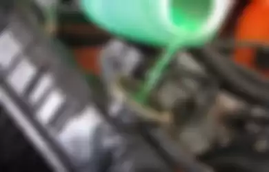 Radiator coolant warnanya ada yang hijau dan merah.