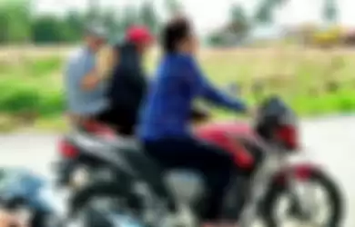 Naik Honda MegaPro, saat Susi Pudjiastuti blusukan di Pelabuhan Tanjung Batu-Berau, Kaltim.