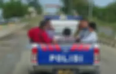 Susi Pudjiastuti naik bak double cabin Toyota Hilux, mobil patroli Polres Kolaka.