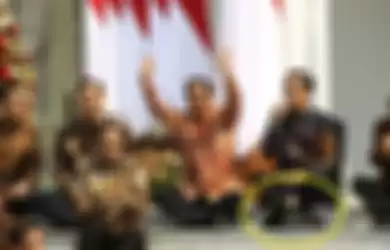 Gaya duduk Presiden Jokowi saat memperkenalkan Kabinet Indonesia Maju yang ramai menjadi bahan perbincangan pengguna media sosial.