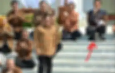 Coba Perhatikan Gaya Duduk Jokowi yang Sedang Viral Ini, Anda Bisa Lakukan Seperti Itu?