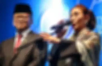 Edhy Prabowo dan Susi Pudjiastuti saat acara pisah sambut Kementerian Kelautan dan Perikanan di Jakarta, Rabu (23/10/2019). Presiden Joko Widodo melantik Edhy Prabowo sebagai Menteri Kelautan dan Perikanan di Istana Negara pada Rabu (23/10/2019) Pagi.
